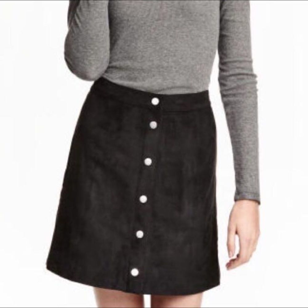 ✨ H&M black velvet button down skirt✨